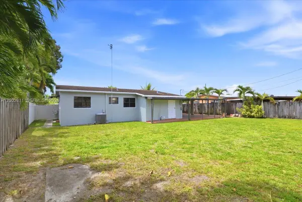 687 W 39th Pl, Hialeah, FL 33012