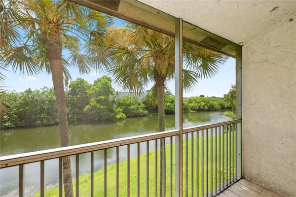 5560 Lakeside Dr #204, Margate, FL 33063