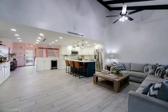 1231 E Golfview Dr, Pembroke Pines, FL 33026 - #1