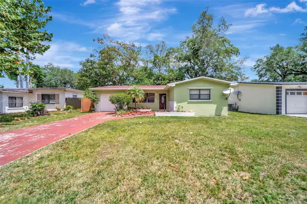 565 NE 160th St, Miami, FL 33162