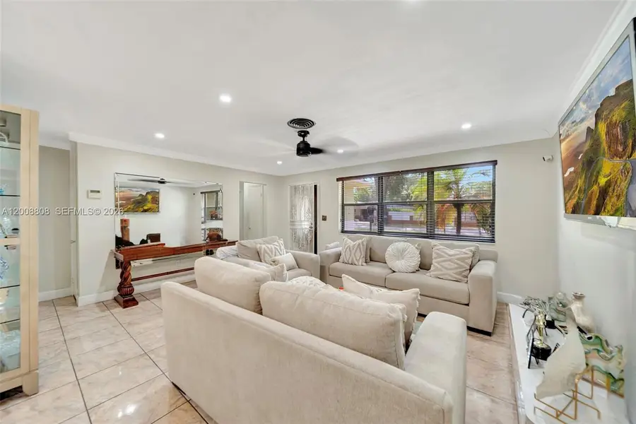 565 NE 160th St, Miami, FL 33162 - #3