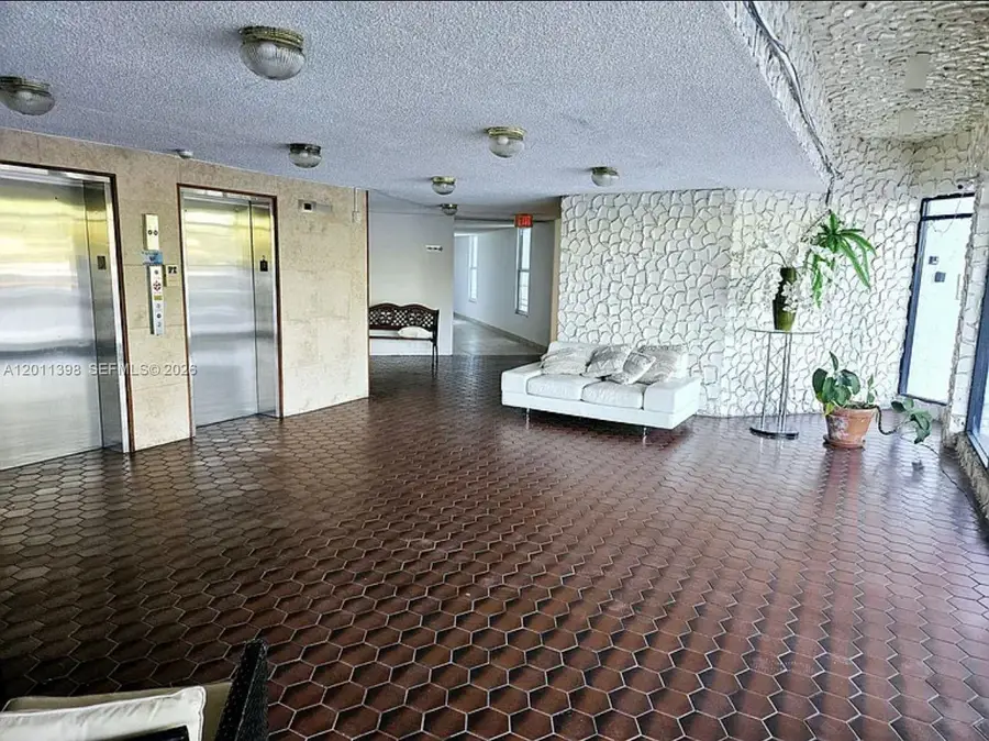 9682 Fontainebleau Blvd #207, Miami, FL 33172 - #3