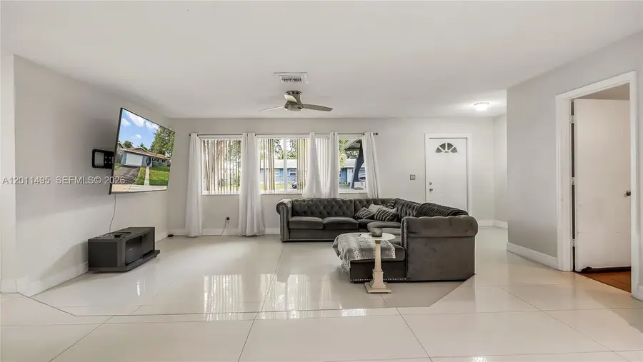 9511 NW 8th St, Pembroke Pines, FL 33024 - #2