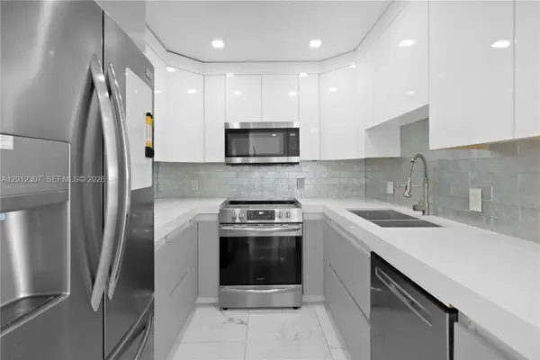 3675 N Country Club Dr #2008, Aventura, FL 33180