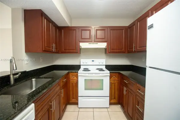 9491 S Palm Cir S #101, Pembroke Pines, FL 33025