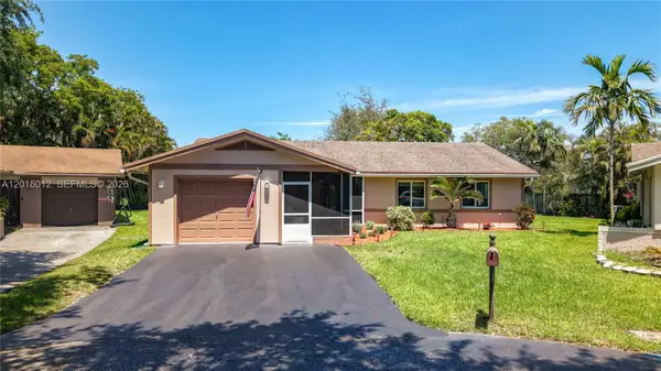 2176 Nova Village Dr, Davie, FL 33317