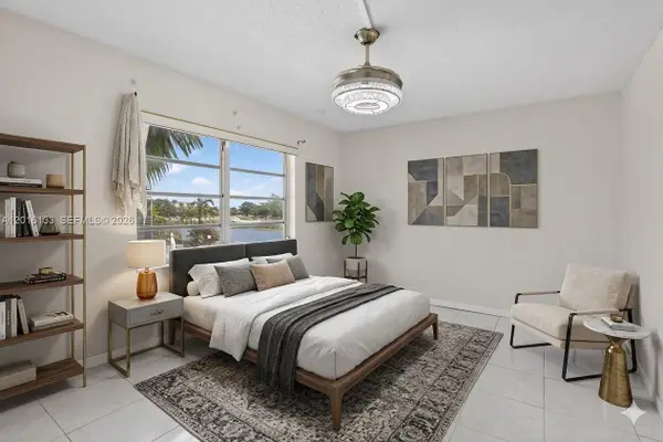 3048 E Sunrise Lakes Dr #220, Sunrise, FL 33322