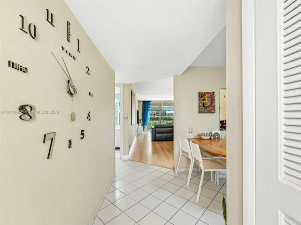 9820 S Hollybrook Lake Dr #208, Pembroke Pines, FL 33025