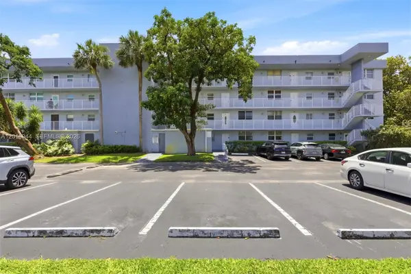 111 Royal Park Dr #2E, Oakland Park, FL 33309