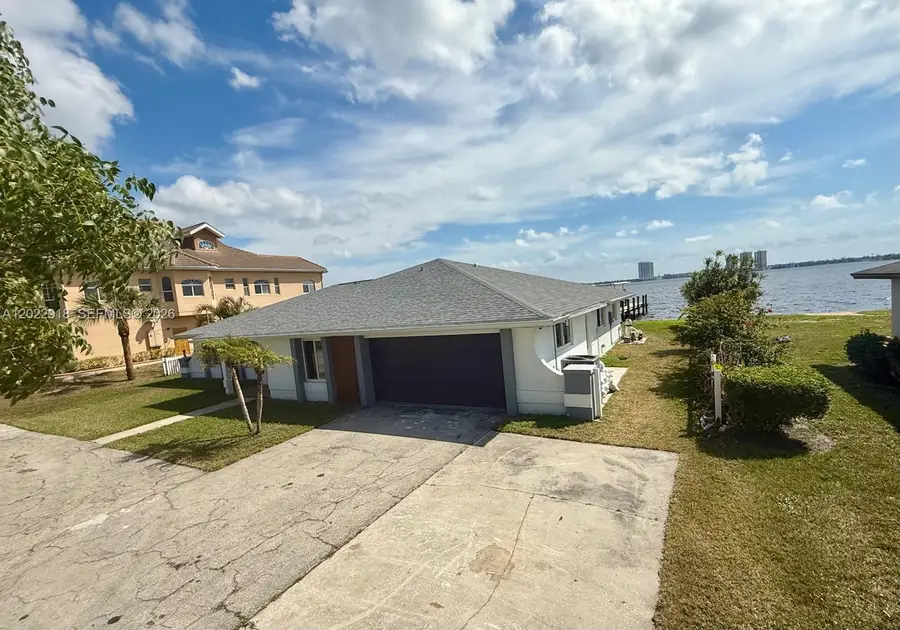 111 E North Shore Ave, North Fort Myers, FL 33917 - #2