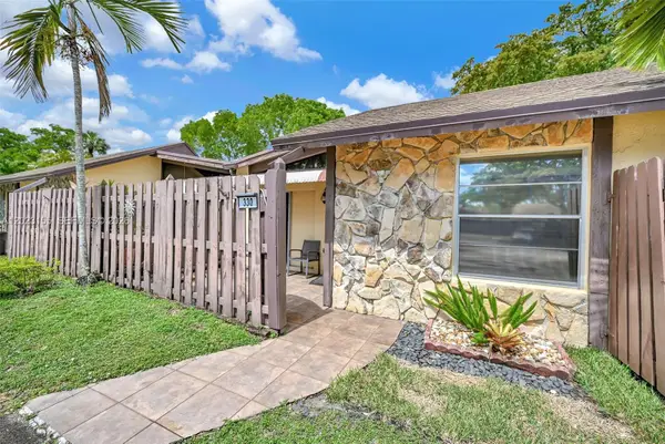 330 Briarwood Cir #3-19, Hollywood, FL 33024