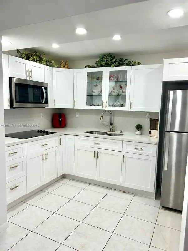 9081 Sunrise Lakes Blvd #113, Sunrise, FL 33322