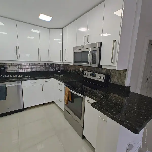 2750 NE 183rd St #301, Aventura, FL 33160