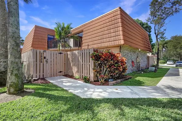 1532 W Harmony Lake Cir, Davie, FL 33324