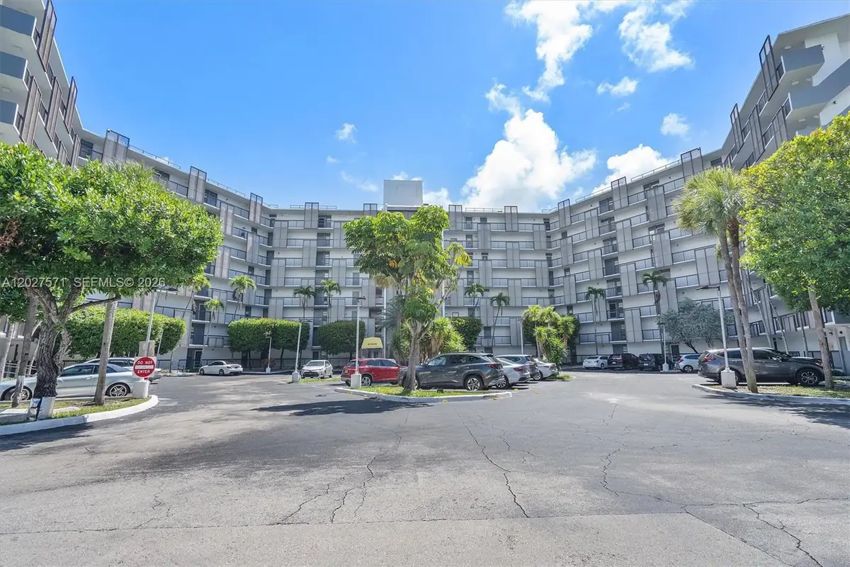 20400 W Country Club Dr #214, Aventura, FL 33180 - #1