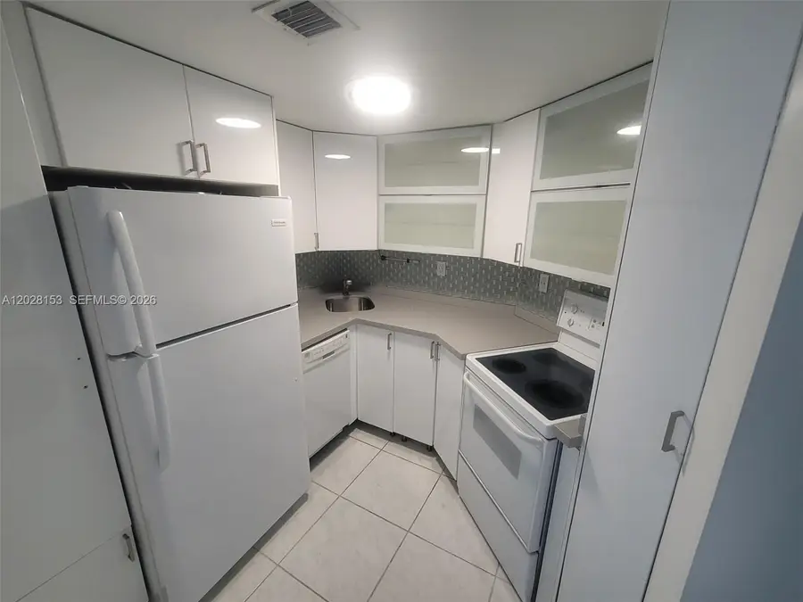 2600 Collins Ave #411, Miami Beach, FL 33140 - #2