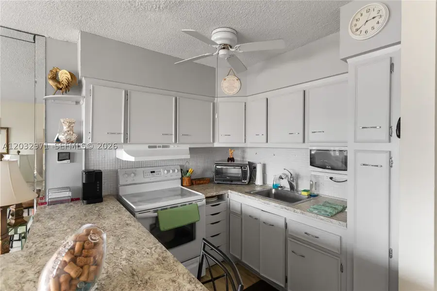 725 SW 11th Ave #12, Hallandale Beach, FL 33009 - #2