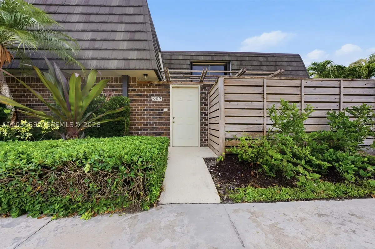 909 9th Ter, Palm Beach Gardens, FL 33418 - #1