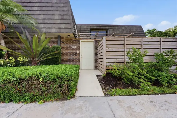 909 9th Ter, Palm Beach Gardens, FL 33418