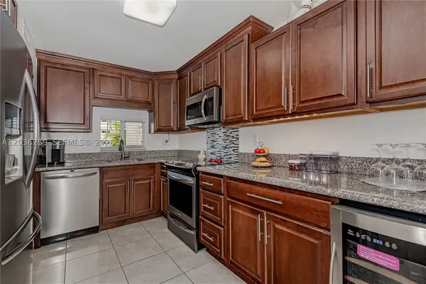 9410 N Hollybrook Lake Dr #11-109, Pembroke Pines, FL 33025