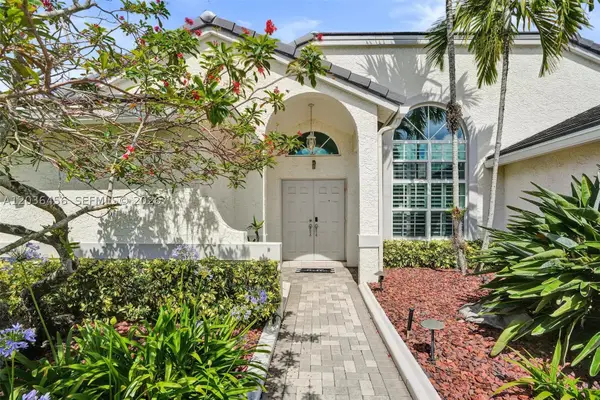 2863 E Abiaca Cir, Davie, FL 33328