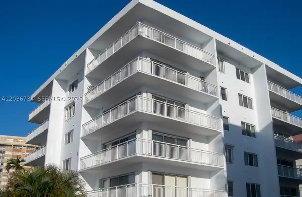 126 Golden Isles Dr #62A, Hallandale Beach, FL 33009