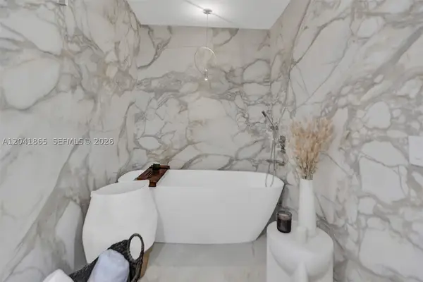 950 Brickell Bay Dr #5608, Miami, FL 33131