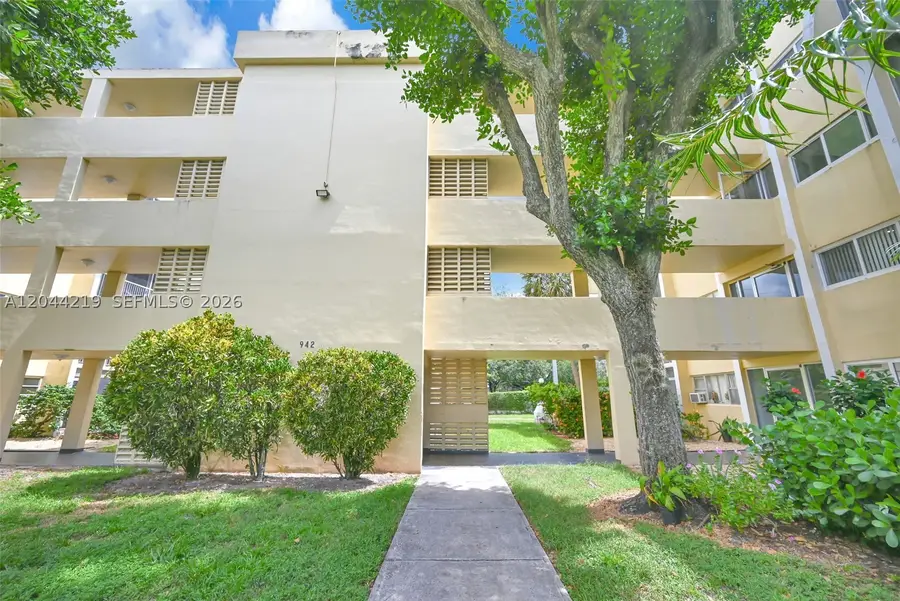 942 NE 199th St #4E, Miami, FL 33179 - #2