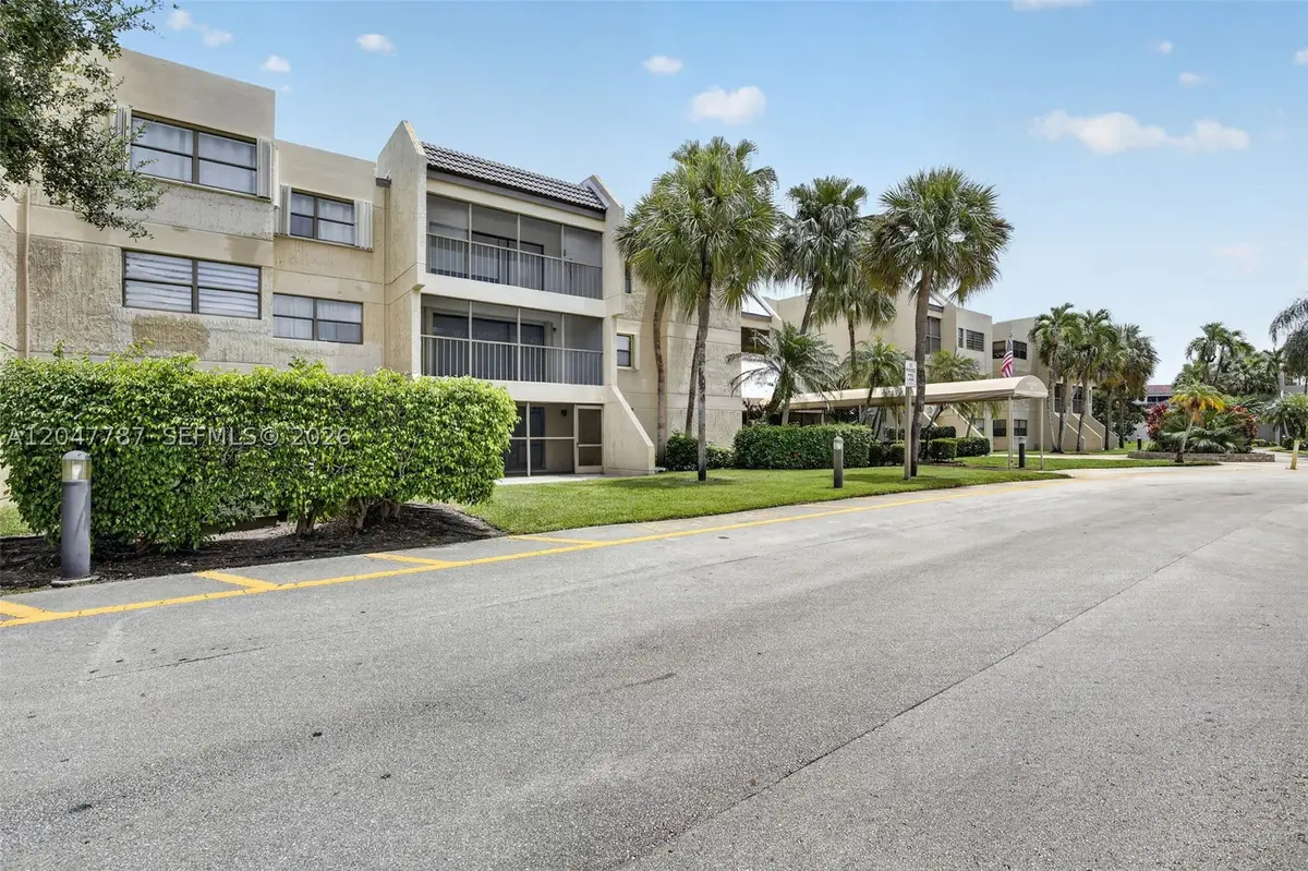 220 Lakeview Dr #210, Weston, FL 33326 - #1
