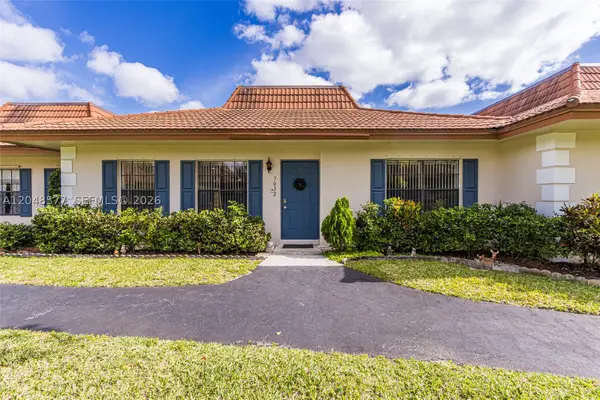 7032 SW 23rd St #16, Davie, FL 33317