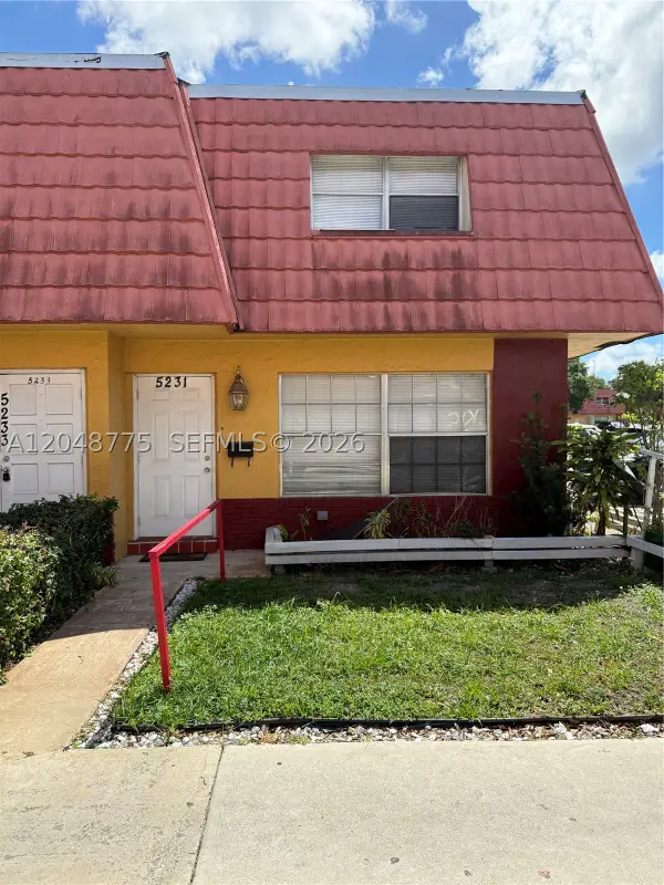 5231 NW 27th St #8A, Lauderhill, FL 33313