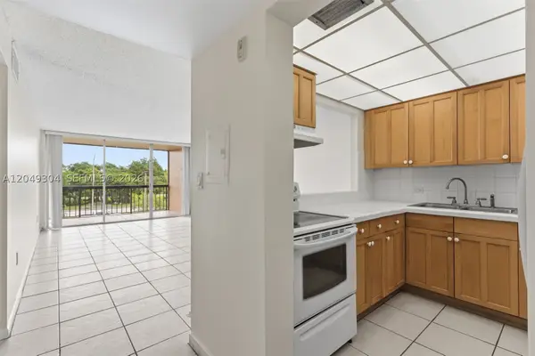 10425 SW 112th Ave #302, Miami, FL 33176
