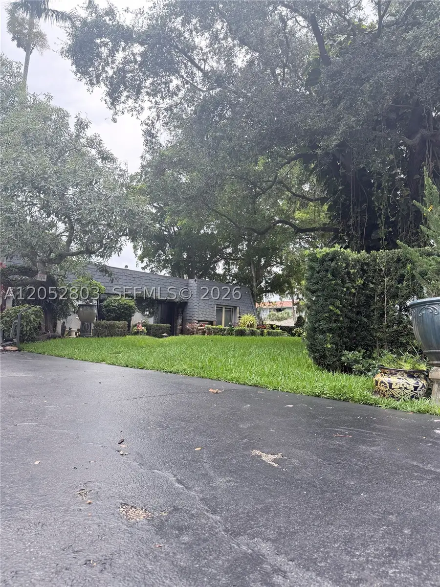 8541 N Lake Dasha Dr, Plantation, FL 33324 - #2
