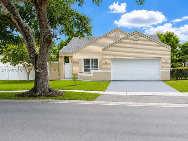 1040 SW 85th Ter, Pembroke Pines, FL 33025