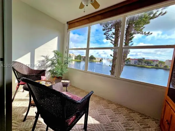 2950 W Sunrise Lakes Dr #208, Sunrise, FL 33322
