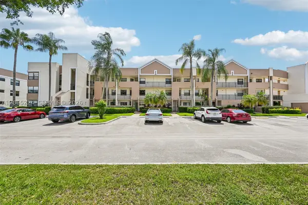 7468 Fairfax Dr #302, Tamarac, FL 33321