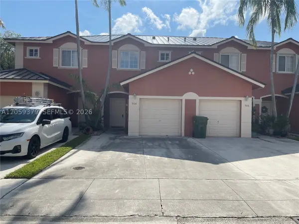 904 NW 100th Ave, Pembroke Pines, FL 33024