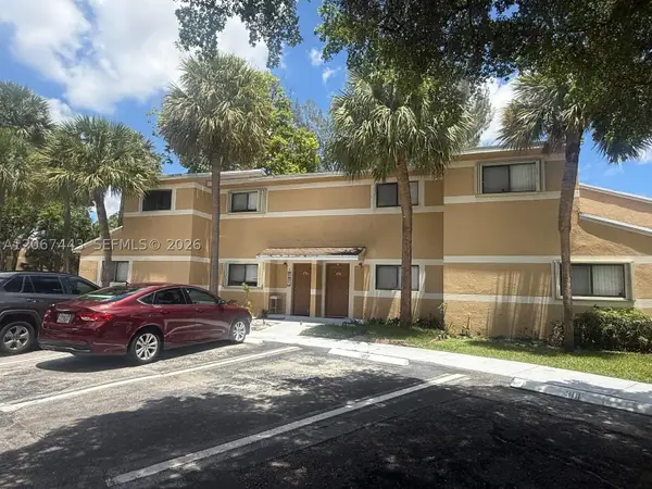 203 E Palm Cir E, Pembroke Pines, FL 33025