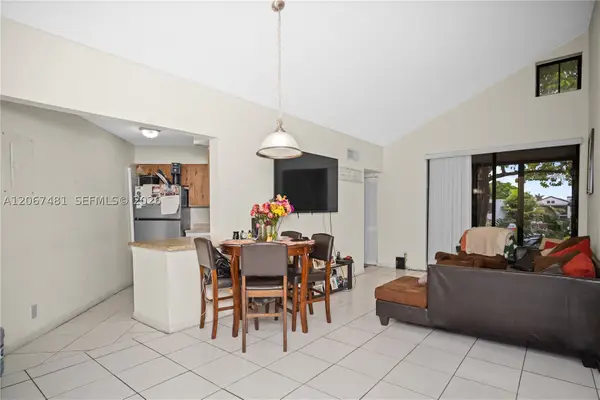 213 Lake Pointe Dr #203, Oakland Park, FL 33309