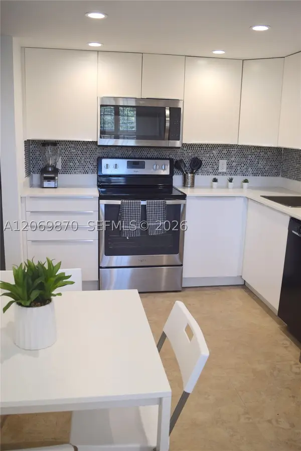 3970 Oaks Clubhouse Dr #306, Pompano Beach, FL 33069