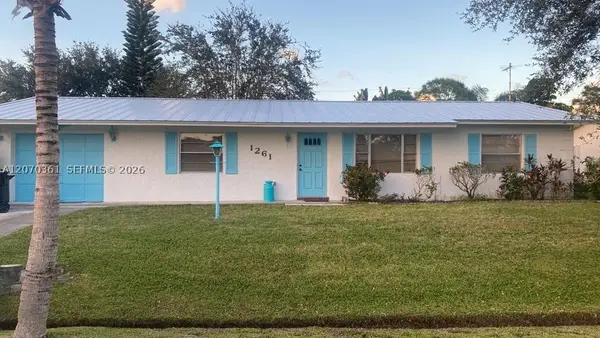 1261 SE Mendavia Ave, Port St Lucie, FL 34952