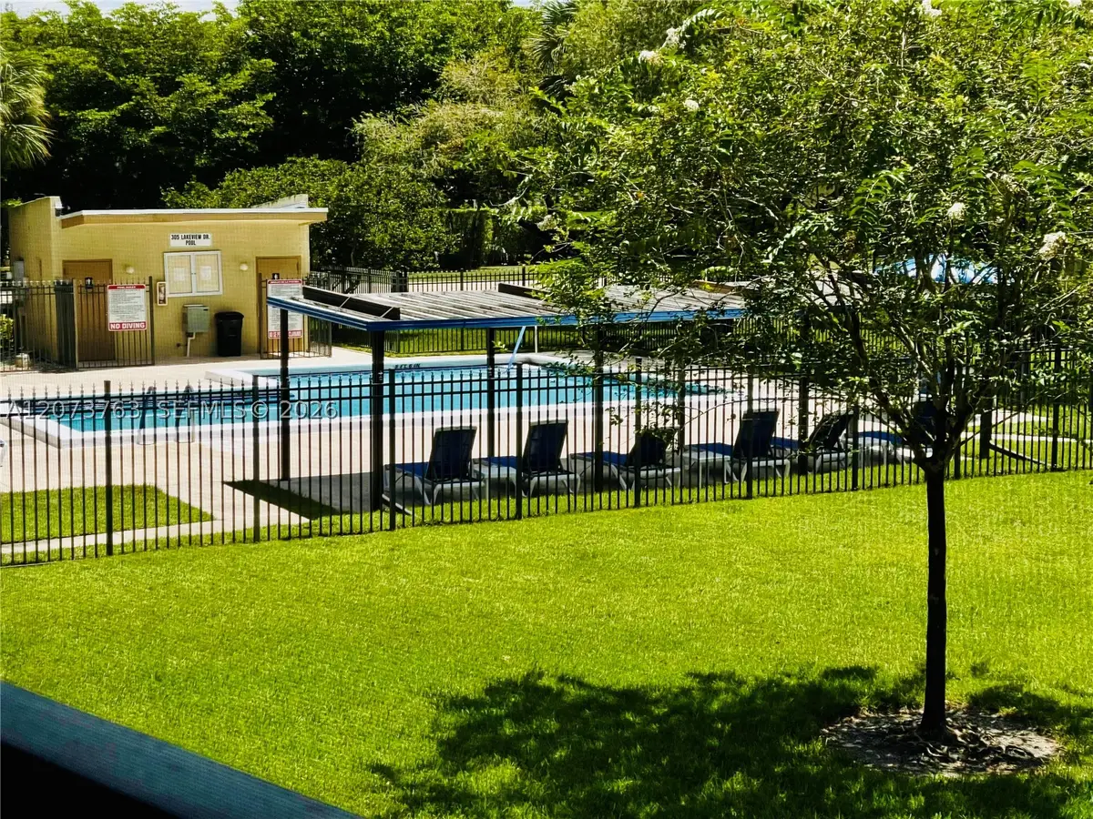307 Lakeview Dr #202, Weston, FL 33326 - #1