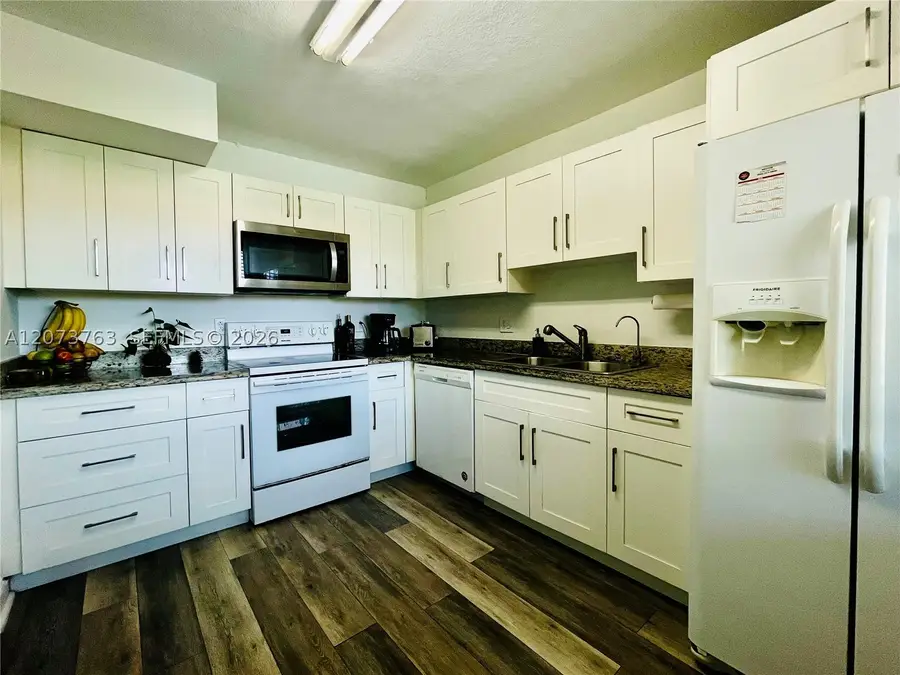 307 Lakeview Dr #202, Weston, FL 33326 - #3