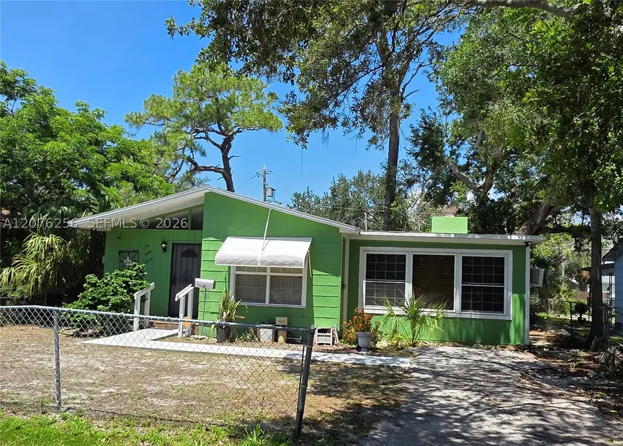 667 W Harbor Dr, Saint Petersburg, FL 33705 - #2