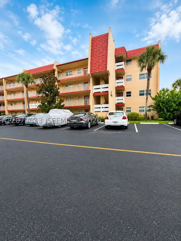 1035 Country Club Dr #408, Margate, FL 33063