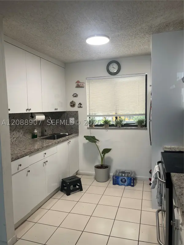 2745 W 62 #202, Hialeah, FL 33016