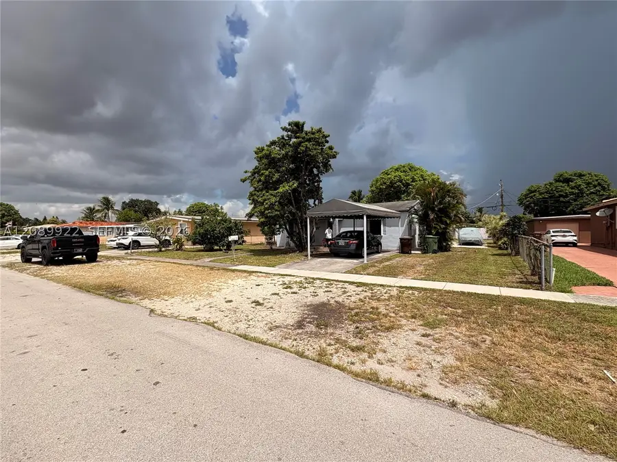 671 E 39th St, Hialeah, FL 33013 - #2