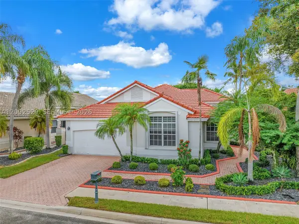 1545 W Lacosta Dr W, Pembroke Pines, FL 33027