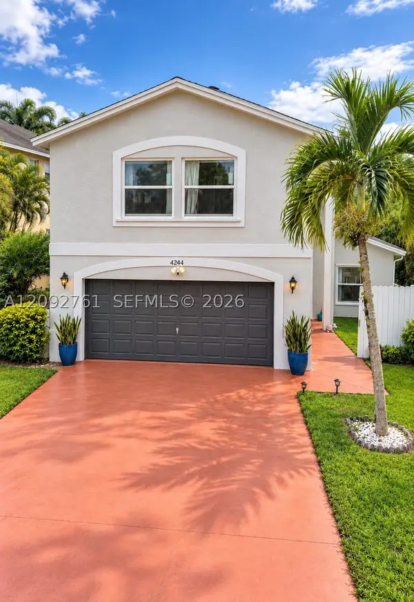 4244 Pine Hollow Cir, Green Acres, FL 33463