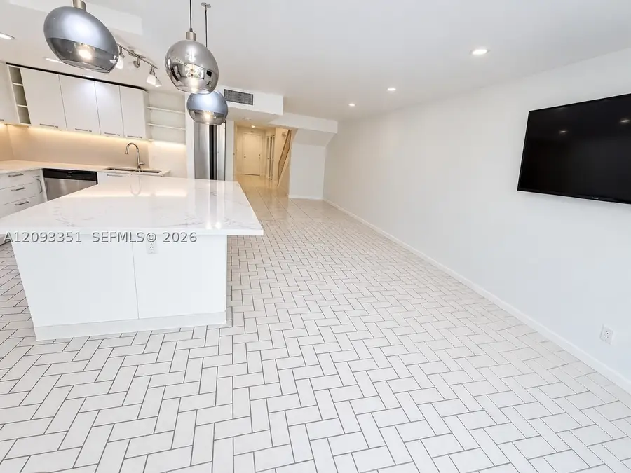 712 NE 26th Ave, Hallandale Beach, FL 33009 - #3